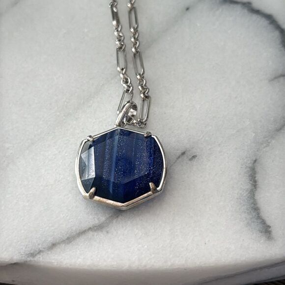 NWT Kendra Scott DAVIS LARGE LONG
PENDANT NECKLACE - Picture 3 of 4